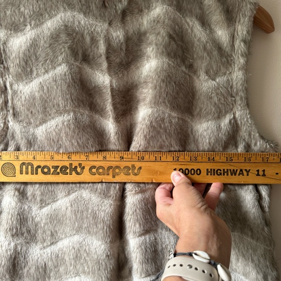 DYLAN silky-soft faux fur vest - Picture 5 of 7